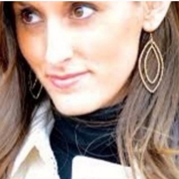 Stella & Dot retired Gold Bardot bracelet and dangle earings - Picture 2 of 7